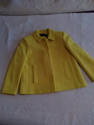 chaqueta amarilla de zara 