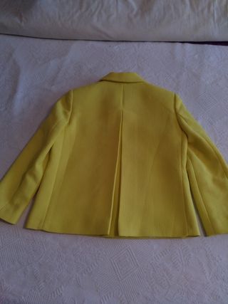 chaqueta amarilla de zara 