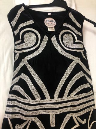 Vestido Almatrichi negro con bordado blanco. 