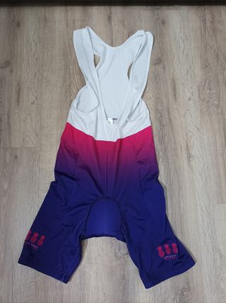 Conjunto maillot,  pantalón con tirantes y bandana