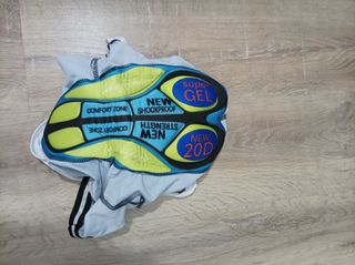 Conjunto maillot,  pantalón con tirantes y bandana