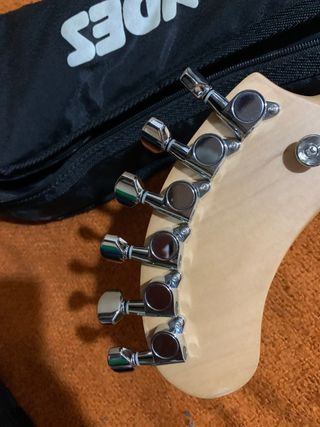 GUITARRA ELECTRICA  amplificada