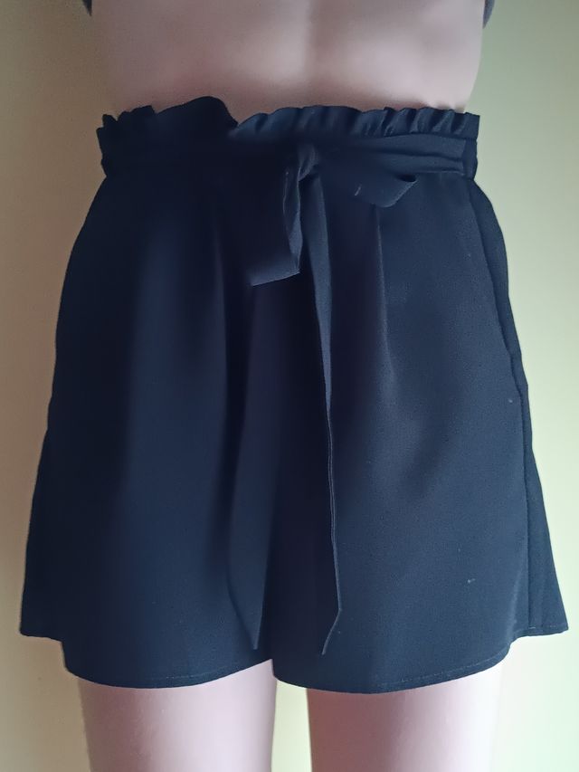 pantalón corto negro Stradivarius