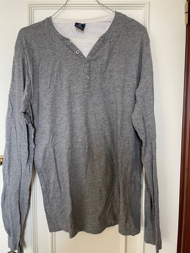 Camiseta gris y blanca 