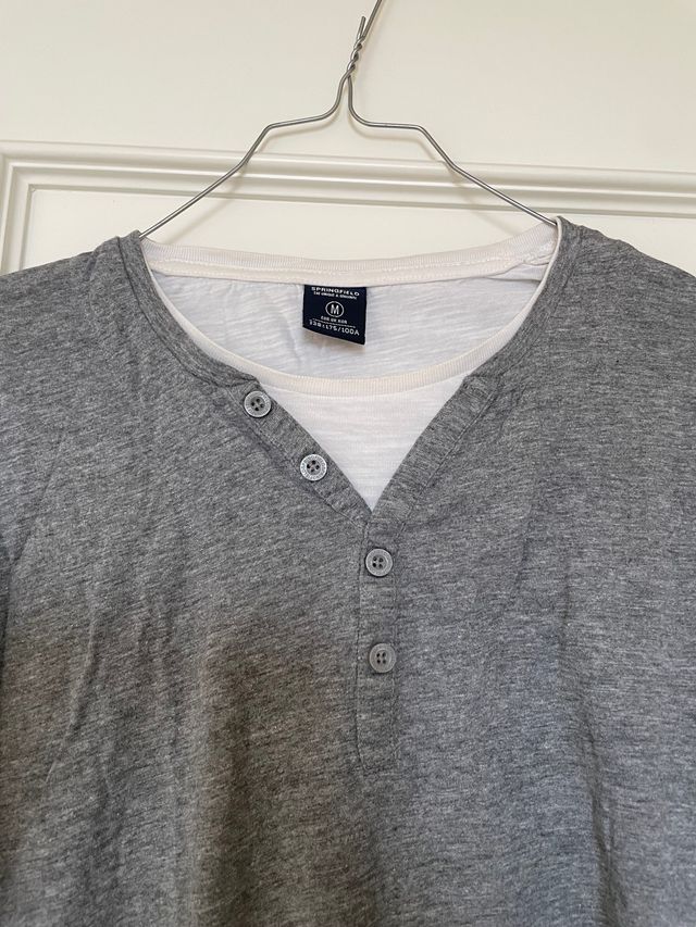 Camiseta gris y blanca 