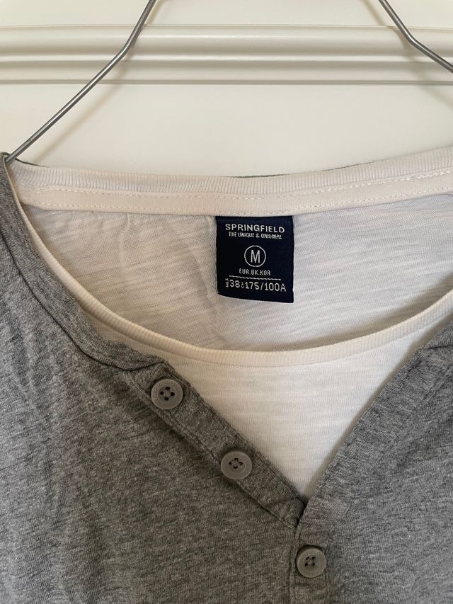 Camiseta gris y blanca 