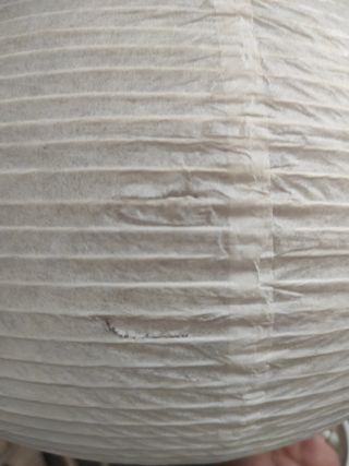 Lampara blanca Ikea para mesita de noche