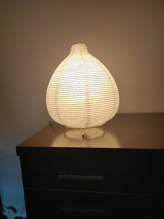 Lampara blanca Ikea para mesita de noche