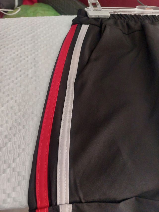 pantaloncino con bande laterali colorate