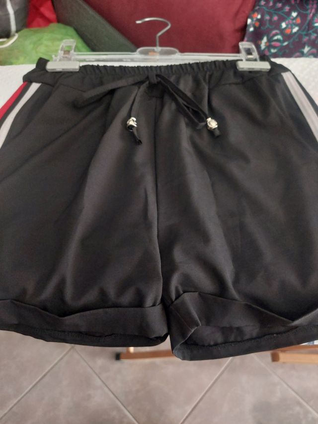 pantaloncino con bande laterali colorate