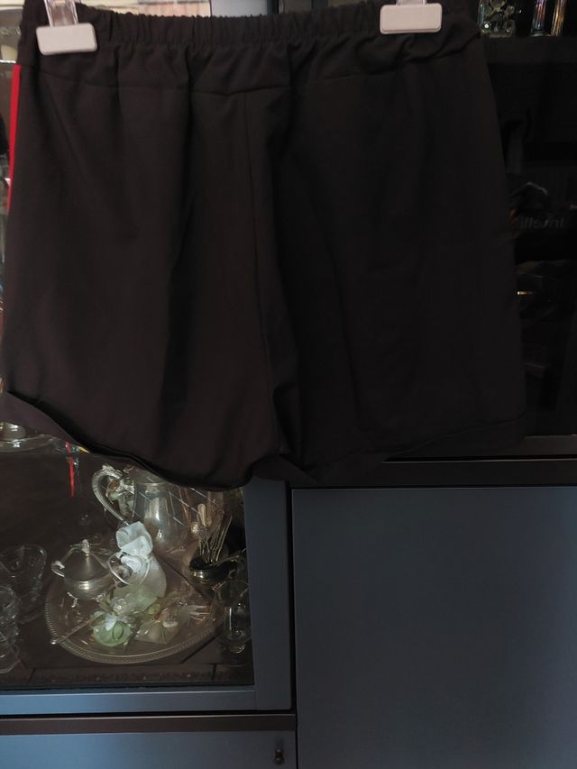 pantaloncino con bande laterali colorate