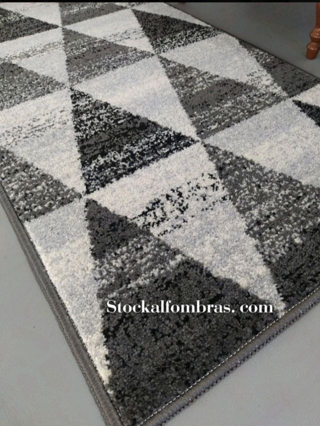 ALFOMBRA SALÓN CON DIBUJO TRIÁNGULOS 