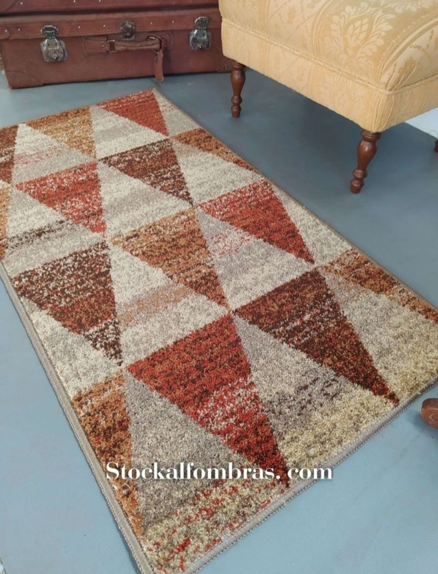 ALFOMBRA SALÓN CON DIBUJO TRIÁNGULOS 