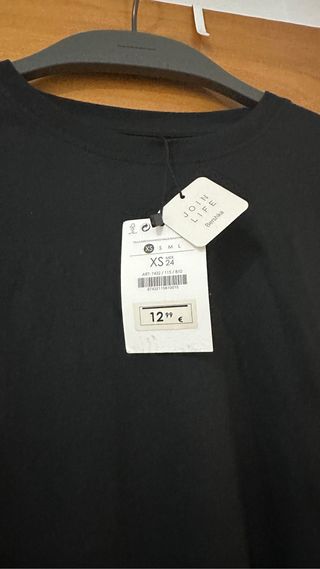 Camiseta Bershka talla xs perlas en hombros