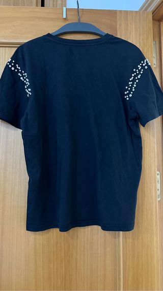 Camiseta Bershka talla xs perlas en hombros
