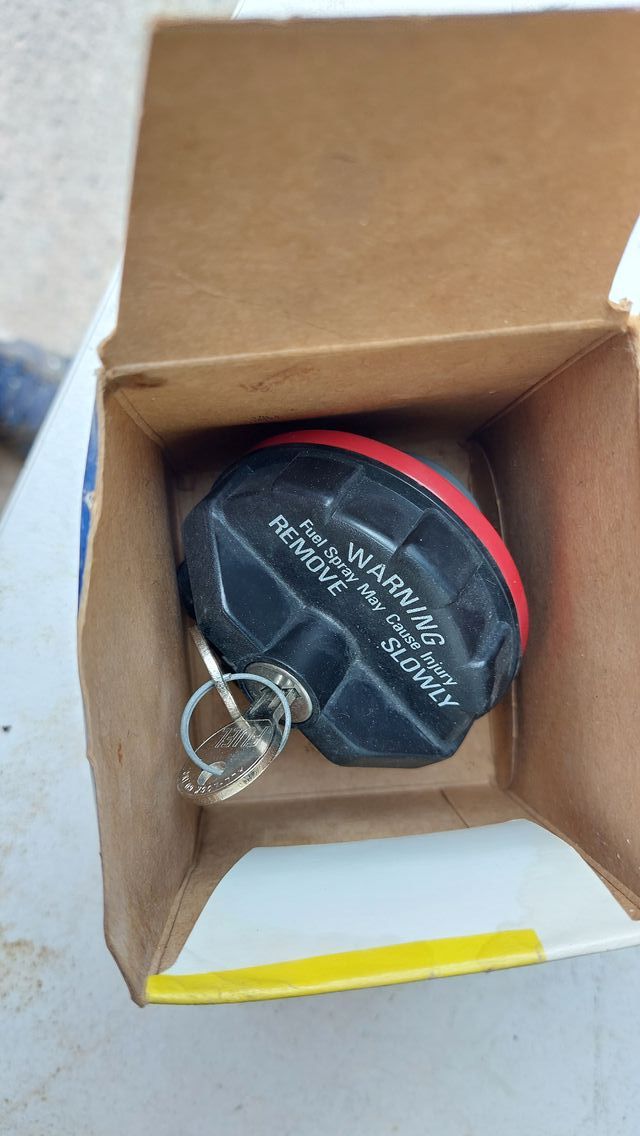TAPON DE GASOLINA UNIVERSAL CON LLAVE