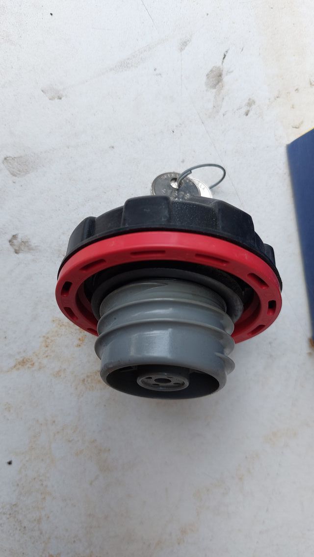 TAPON DE GASOLINA UNIVERSAL CON LLAVE