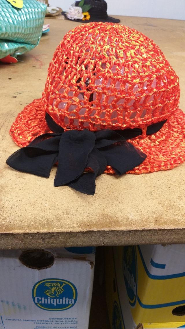 cappello fatto all'uncinetto in rafia plastificata