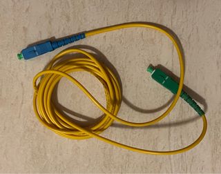 Latiguillo fibra óptica color amarillo.