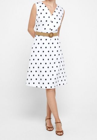 Vestido recto, de lunares y cinturón. 