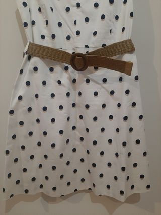 Vestido recto, de lunares y cinturón.
