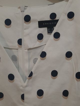 Vestido recto, de lunares y cinturón. 