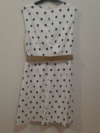 Vestido recto, de lunares y cinturón. 