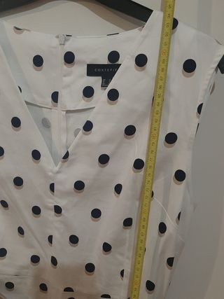 Vestido recto, de lunares y cinturón. 