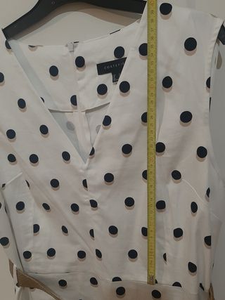 Vestido recto, de lunares y cinturón.