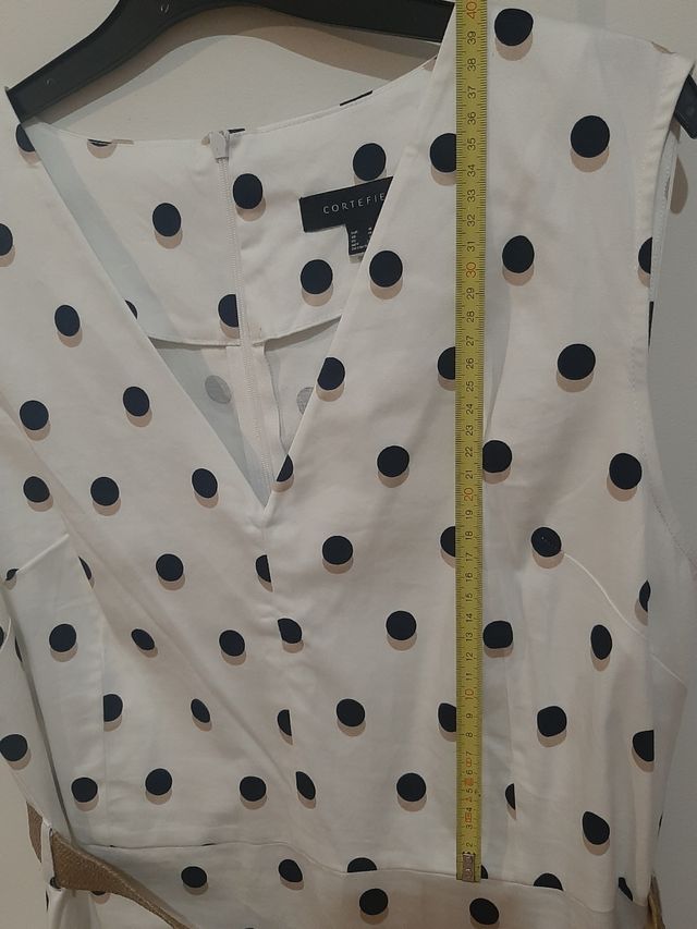 Vestido recto, de lunares y cinturón.