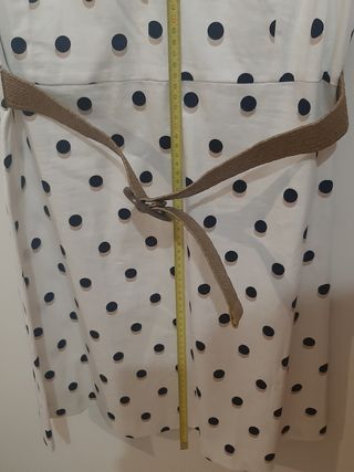 Vestido recto, de lunares y cinturón. 