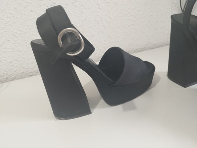 tacones negros