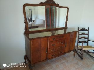Mueble de comedor con espejo