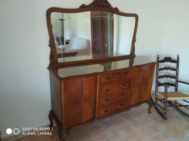 Mueble de comedor con espejo