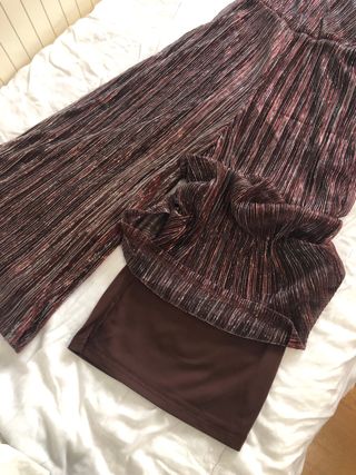 Mono color burdeos de Amichi.