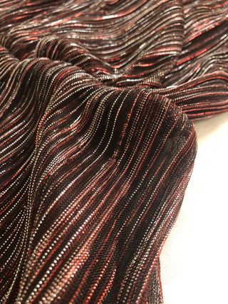 Mono color burdeos de Amichi.