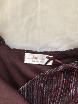 Mono color burdeos de Amichi.