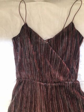 Mono color burdeos de Amichi.