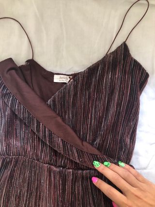 Mono color burdeos de Amichi.