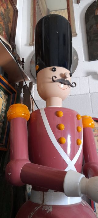 Figura, soldado de madera maciza, para publicidad.