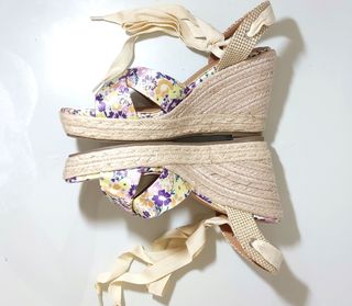 Cuñas de esparto atadas sandalias con flores.Nueva