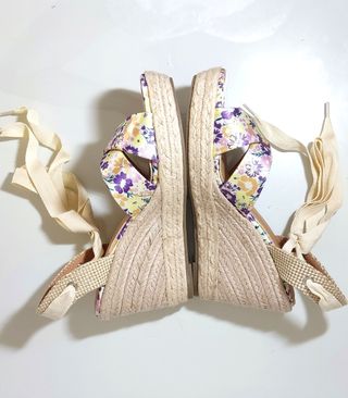 Cuñas de esparto atadas sandalias con flores.Nueva