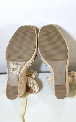 Cuñas de esparto atadas sandalias con flores.Nueva