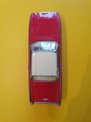 precioso coche antiguo de hojalata ford thunderbir