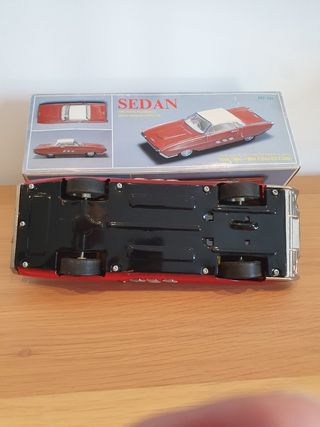 precioso coche antiguo de hojalata ford thunderbir