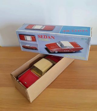 precioso coche antiguo de hojalata ford thunderbir