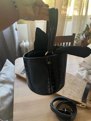 Bolso bombonera en color negro con estampado