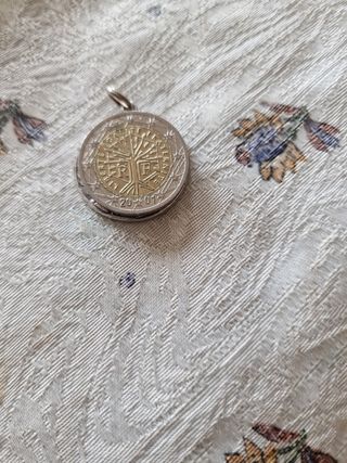 moneda de plata mide igual que una moneda de dos