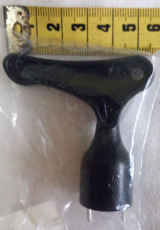 LLAVE DE TACOS PARA ZAPATOS DE GOLF.