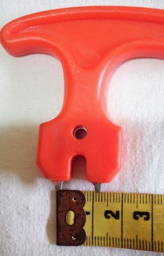 LLAVE DE TACOS PARA ZAPATOS DE GOLF.